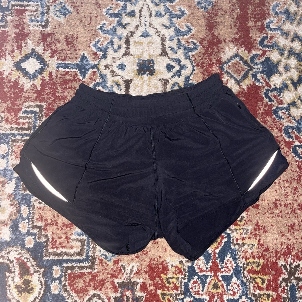 Lululemon Hotty hot low-rise lined shorts 2.5”